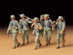 GERMAN MACHINE GUN CREW ON MANEUVER