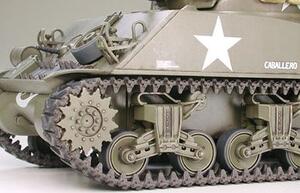 M4A3 SHERMAN TANK w/ 75 mm GUN & 4 FIGURES