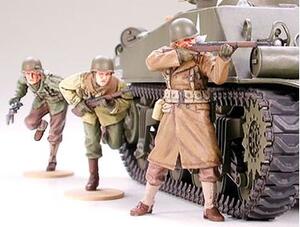 M4A3 SHERMAN TANK w/ 75 mm GUN & 4 FIGURES