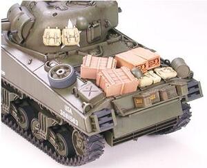 M4A3 SHERMAN TANK w/ 75 mm GUN & 4 FIGURES