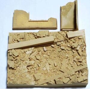 FRIENDS OR FOE. 3 GERMAN SOLDIERS WATCHING THE SKY WITH RUIN SCENARY. DETAILED RICH SCULPTED FIGURES