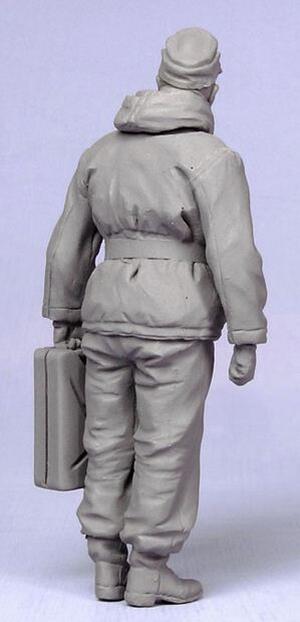 GERMAN TANKER WINTER 1942-1945. DETAILED RESIN FIGURE FROM RUSSIAN SCULPTORS. 