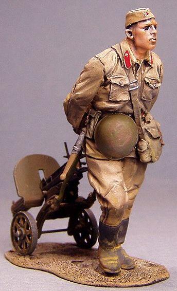 RED ARMY SOLDIER WITH "MAXIM MG" SUMMER 1941. 1 FIGURE WITH BASE AND MACHINE GUN IN HIGH DETAIL FIGU
