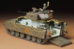 M2 BRADLEY U.S. INFANTRY FIGHTING VEHICLE. REALISTIC INTERIOR DETAILING, COMMANDER FIGURE. TOW MISSI