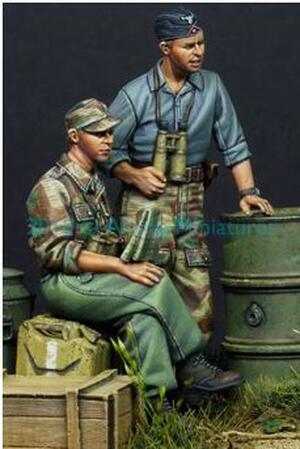 GERMAN PANZER CREW IN SUMMER SET. CONTAINS TWO ULTRA DETAILED FIGURES WITH TWO DIFFERENT HEADS EACH.
