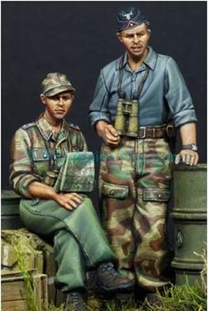 GERMAN PANZER CREW IN SUMMER SET. CONTAINS TWO ULTRA DETAILED FIGURES WITH TWO DIFFERENT HEADS EACH.